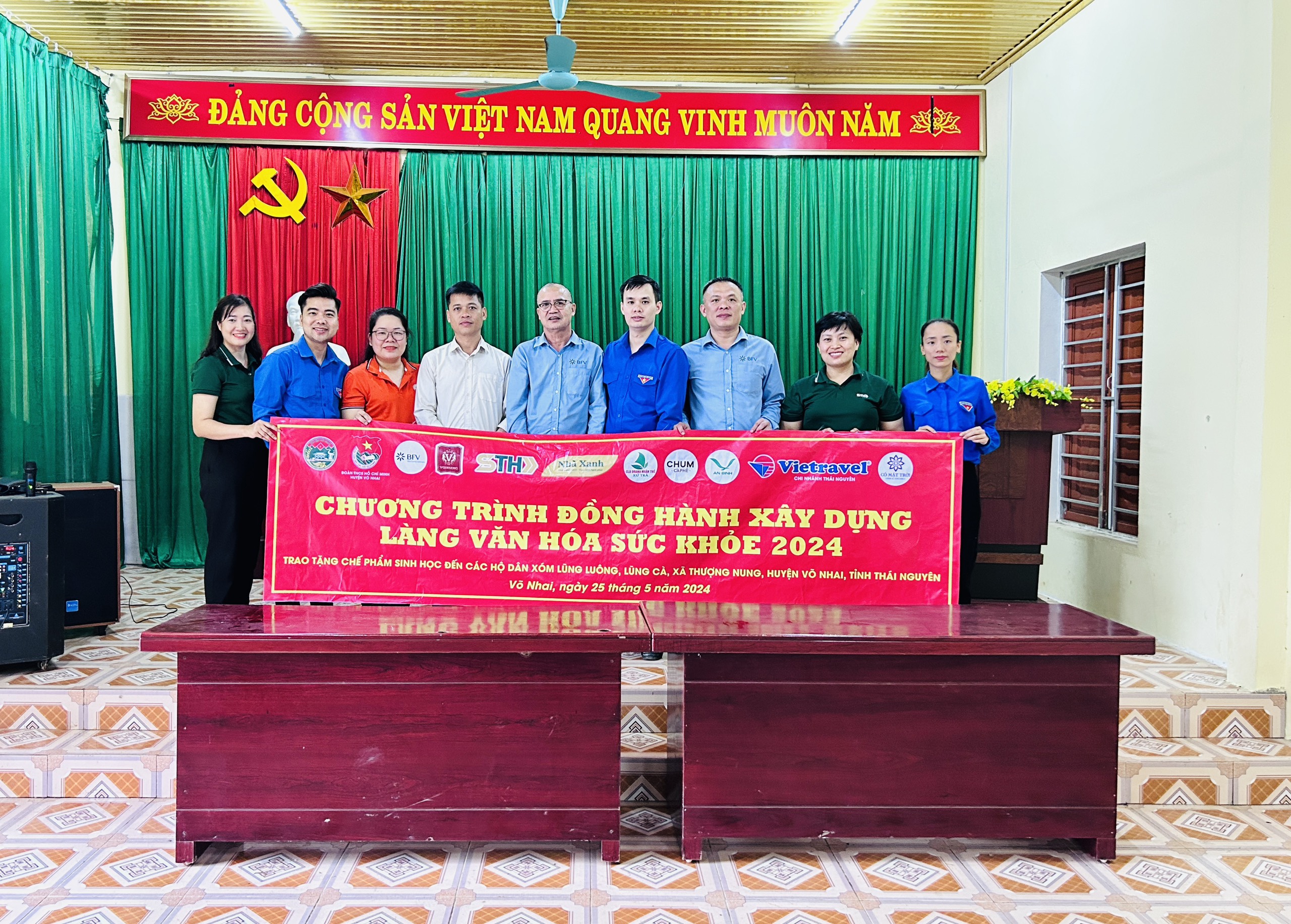 STH cùng các đơn vị trao tặng chế phẩm sinh học cho các hộ dân tại xã Xóm Lũng Luông, Lũng Cà Huyện Võ Nhai